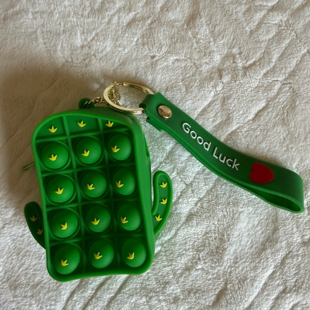 Green Cactus Pop It coins Keychain - Picture 3 of 6